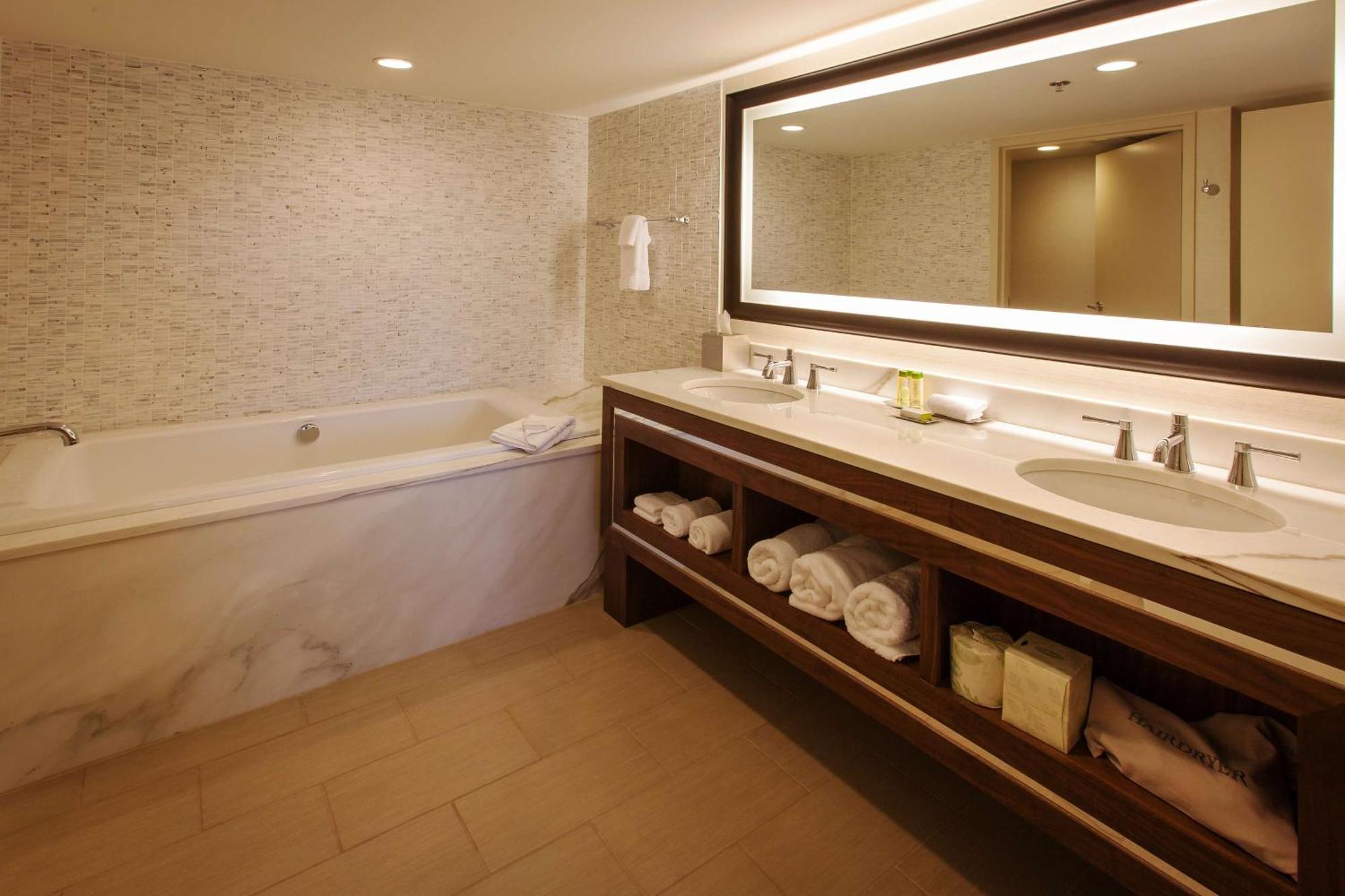 Doubletree By Hilton Pittsburgh-green Tree Crafton